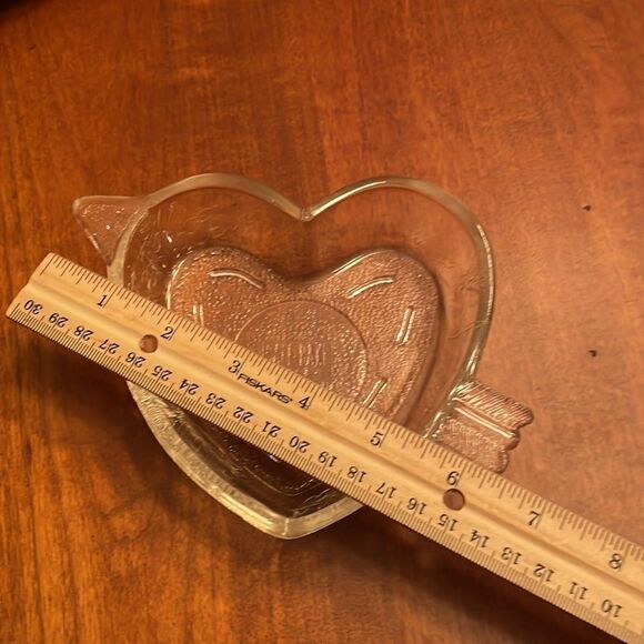 Vintage Safe-Bake USA Glass Heart Pan with Cupid & Arrow - Picture 4 of 5